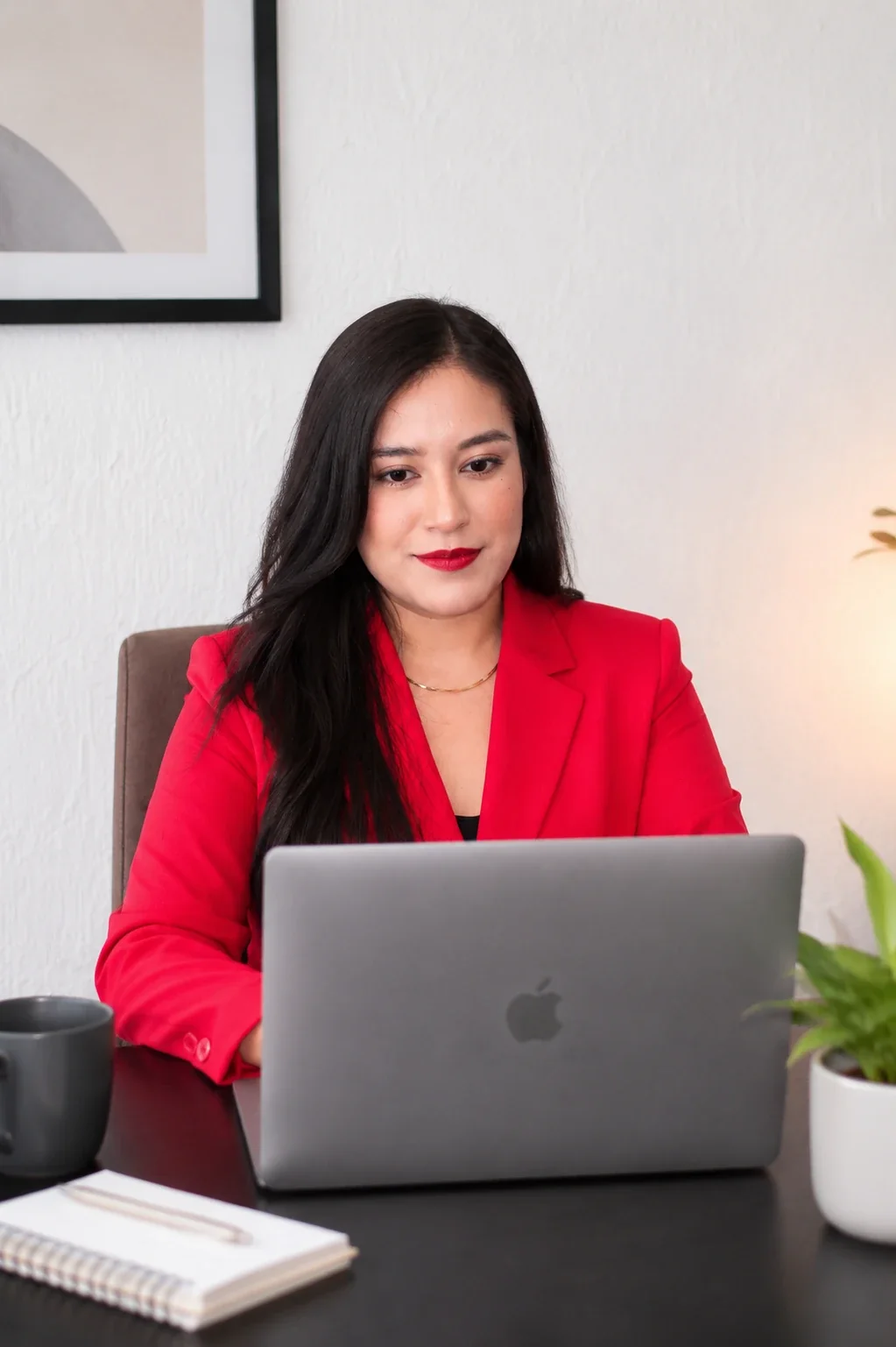 Lizeth, cofundadora de Hylox, trabajando en su laptop