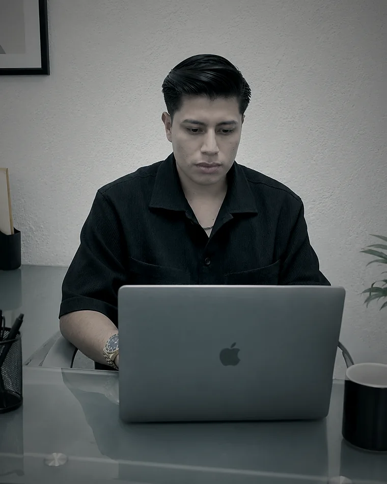 Josué, cofundador de Hylox, trabajando en su laptop